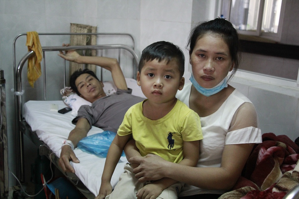 Cha nghèo mắc ung thư khóc nghẹn lo 3 con thơ không được đến trường - 4 Cha nghèo mắc ung thư khóc nghẹn lo 3 con thơ không được đến trường - 4
