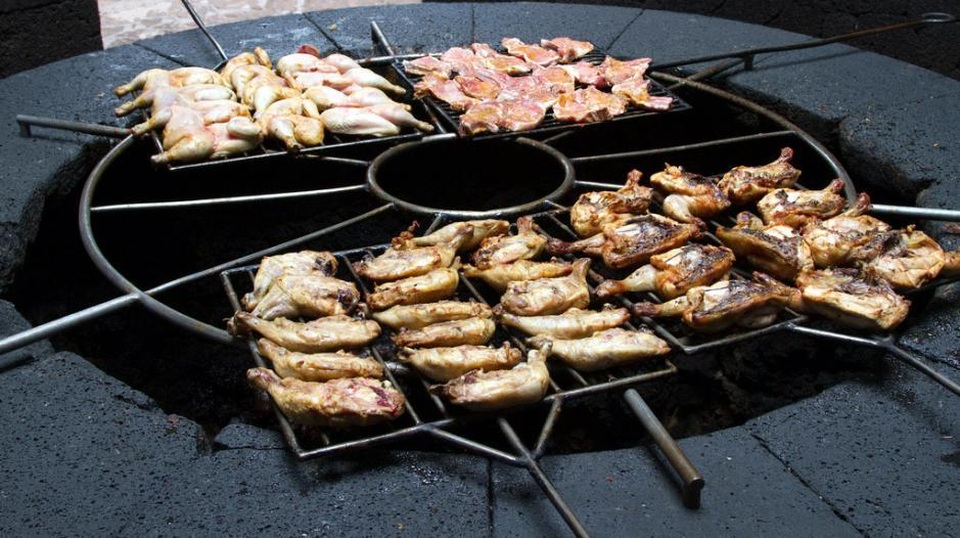 Nhà hàng độc lạ: Nướng thịt trên miệng núi lửa - 3 Nhà hàng độc lạ: Nướng thịt trên miệng núi lửa - 3