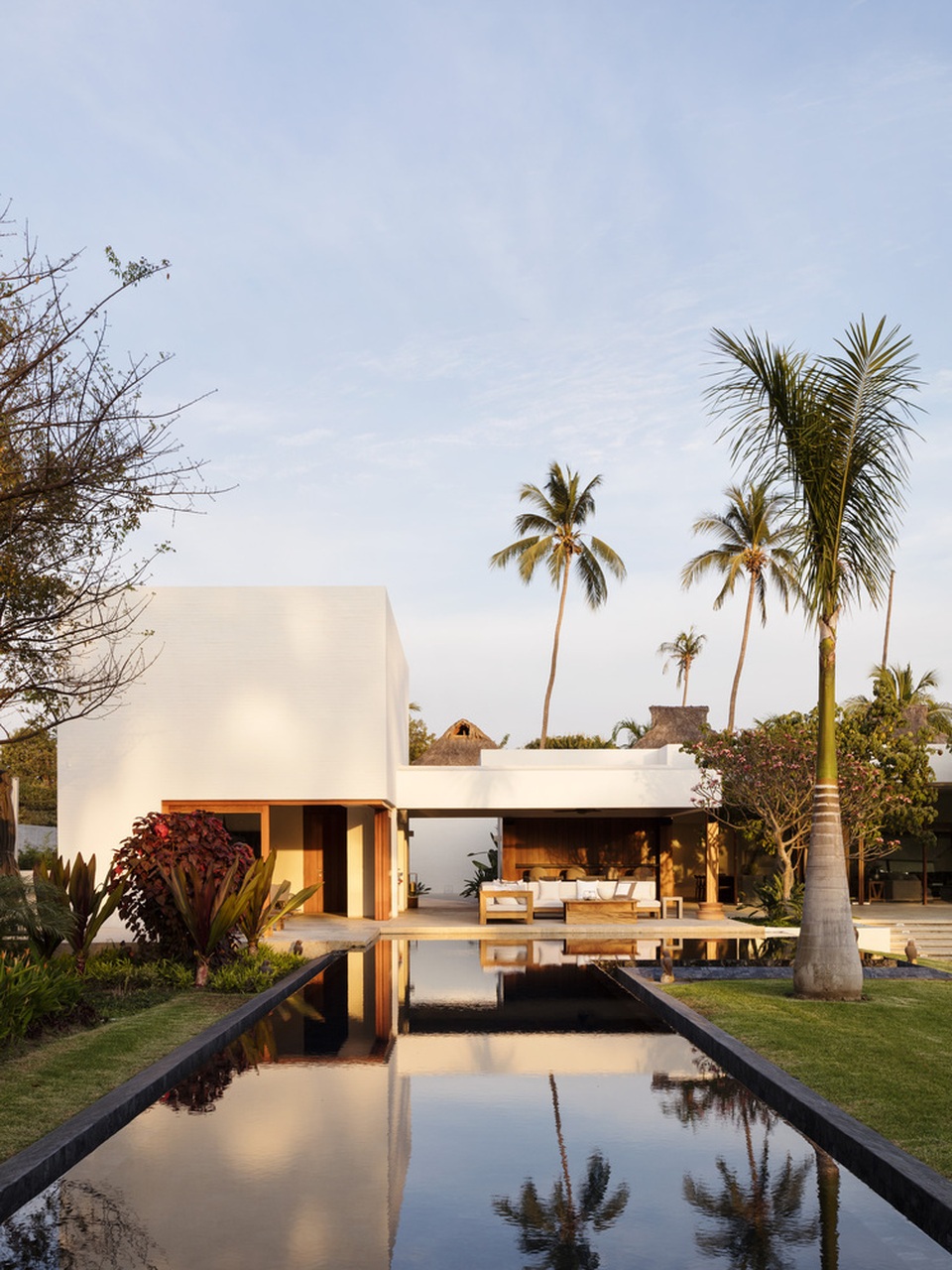 Chiêm ngưỡng dinh thự độc đáo sở hữu cả “ốc đảo” ngay giữa nhà - 3 Chiêm ngưỡng dinh thự độc đáo sở hữu cả “ốc đảo” ngay giữa nhà - 3