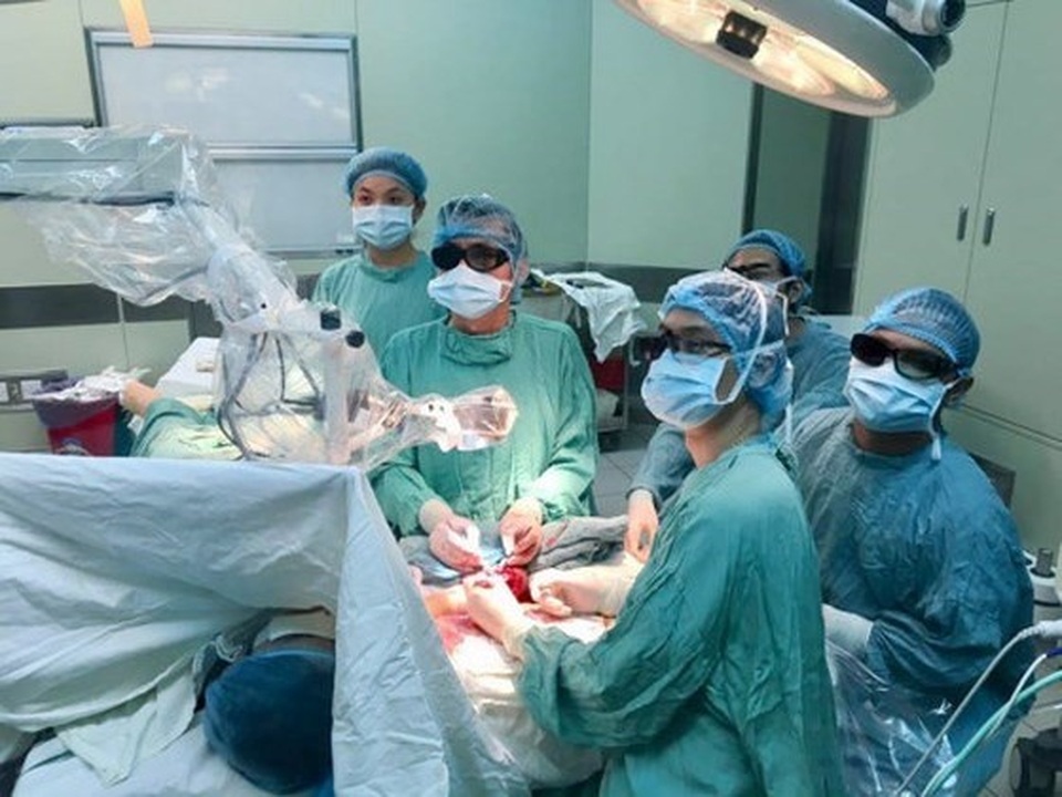 Dùng kính vi phẫu phóng đại cứu bệnh nhân bị dập nát tay nặng - 1 Dùng kính vi phẫu phóng đại cứu bệnh nhân bị dập nát tay nặng - 1