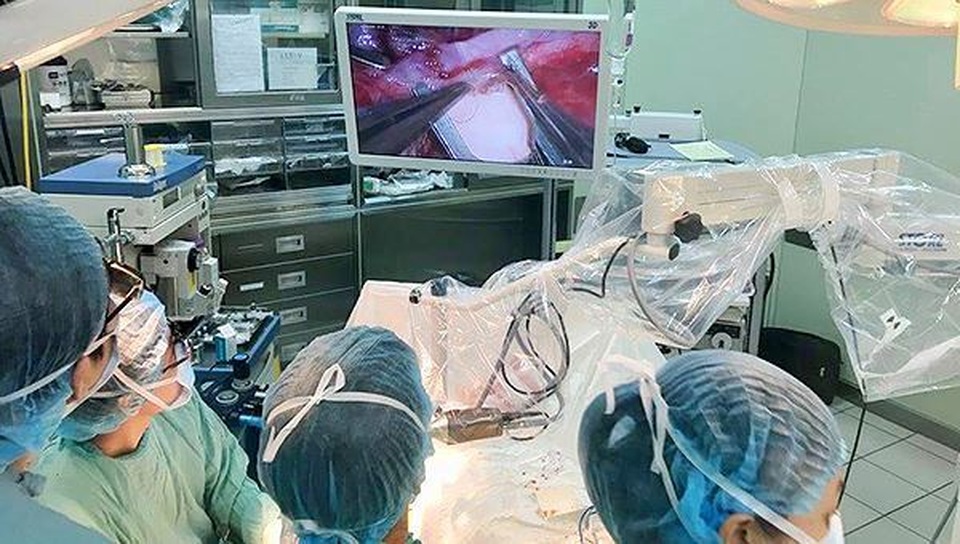 Dùng kính vi phẫu phóng đại cứu bệnh nhân bị dập nát tay nặng - 2 Dùng kính vi phẫu phóng đại cứu bệnh nhân bị dập nát tay nặng - 2