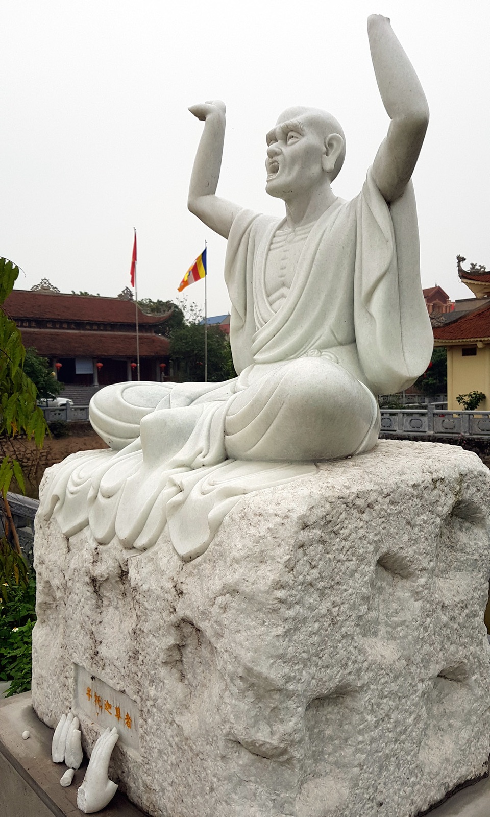 Hà Nội: Hơn chục pho tượng La Hán bị đập phá trong vườn chùa - 3 Hà Nội: Hơn chục pho tượng La Hán bị đập phá trong vườn chùa - 3