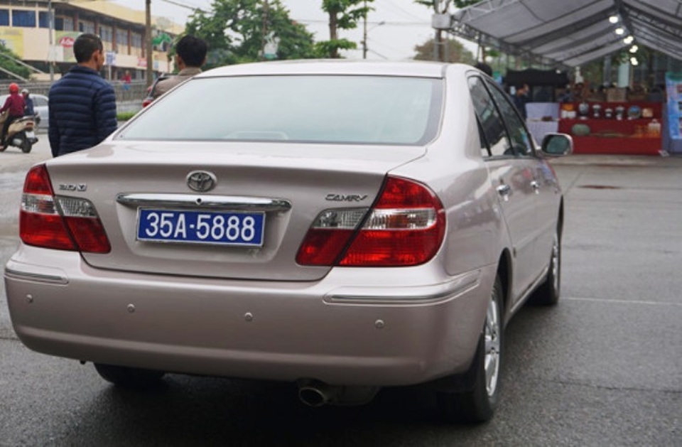 Nhiều chuyện lạ về chiếc xe Camry 2 biển số xanh chở lãnh đạo Ninh Bình - 1 Nhiều chuyện lạ về chiếc xe Camry 2 biển số xanh chở lãnh đạo Ninh Bình - 1