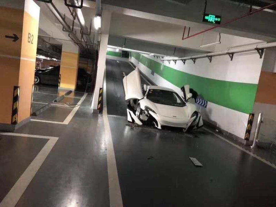 Nghi vấn siêu xe McLaren 650S bị toác đầu khi lao dốc xuống hầm là hàng nhái - 1 Nghi vấn siêu xe McLaren 650S bị toác đầu khi lao dốc xuống hầm là hàng nhái - 1
