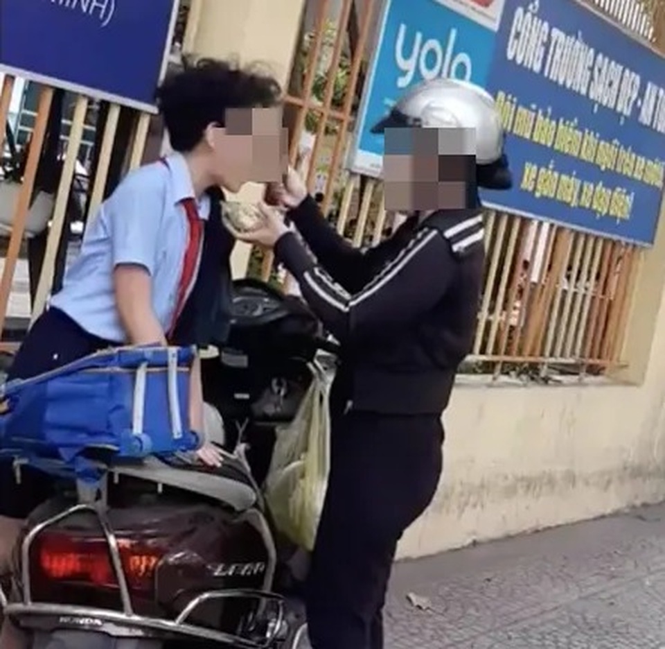 Đồng cảm từ bức ảnh mẹ đút cho con ăn trước cổng trường - 2 Đồng cảm từ bức ảnh mẹ đút cho con ăn trước cổng trường - 2