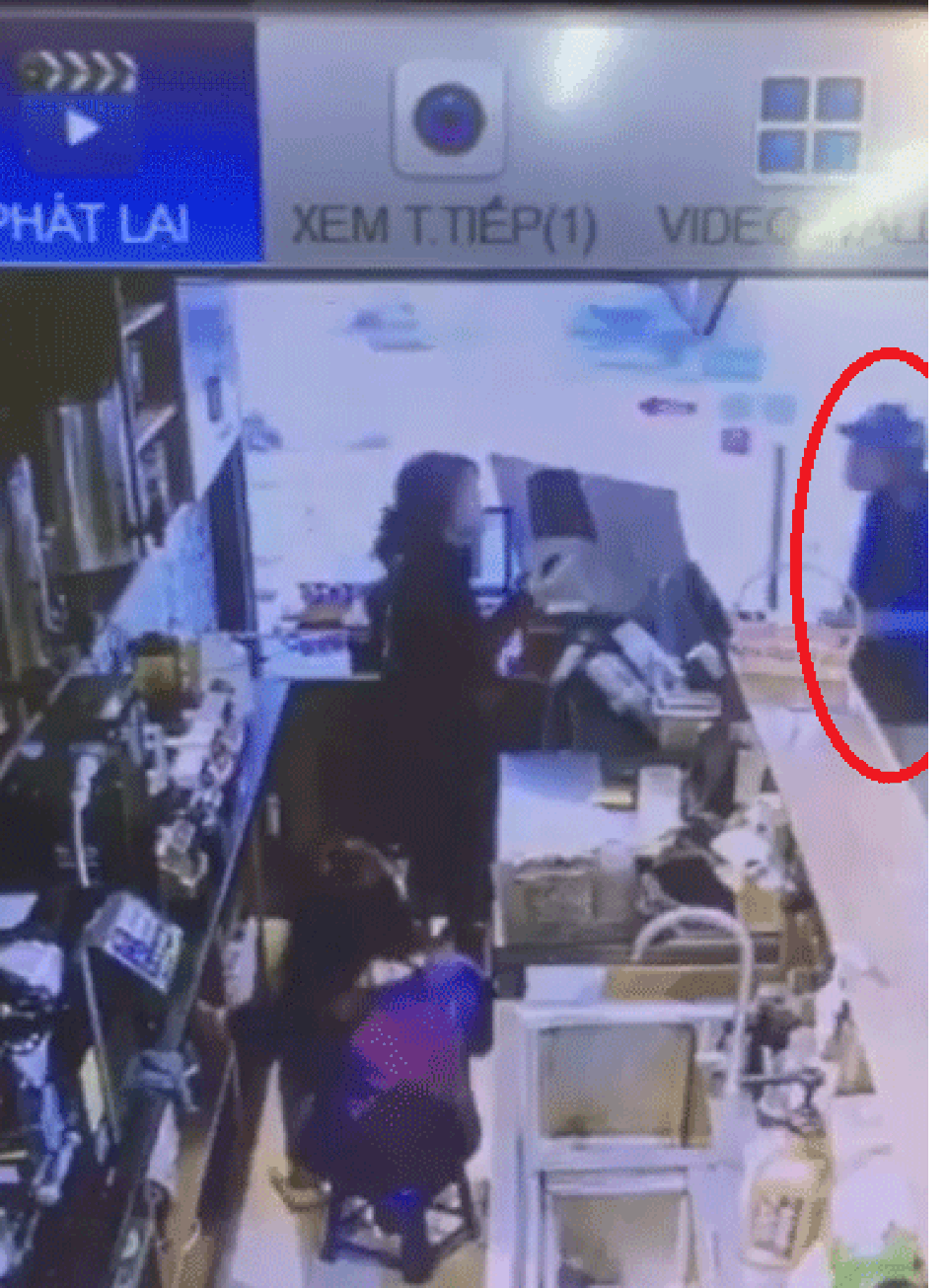 Choảng gạch vào đầu nữ nhân viên quán trà sữa vì bị từ chối đổi tiền lẻ? - 1 Choảng gạch vào đầu nữ nhân viên quán trà sữa vì bị từ chối đổi tiền lẻ? - 1