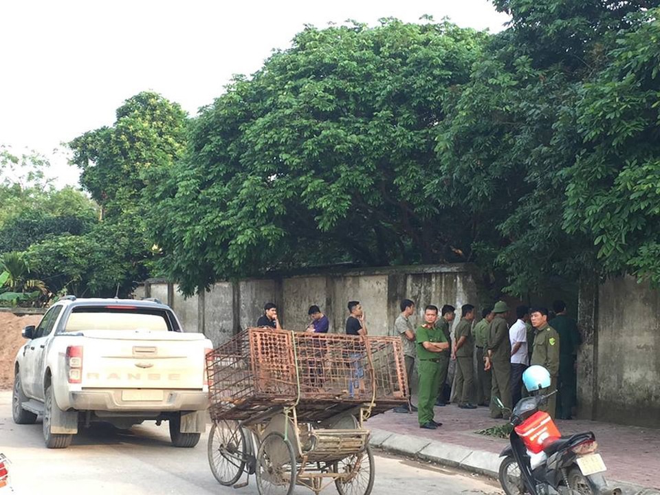Công an bắt đàn chó cắn tử vong bé trai 7 tuổi - 3 Công an bắt đàn chó cắn tử vong bé trai 7 tuổi - 3