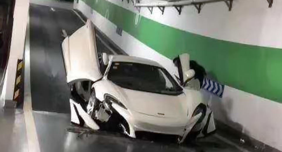 Nghi vấn siêu xe McLaren 650S bị toác đầu khi lao dốc xuống hầm là hàng nhái - 3 Nghi vấn siêu xe McLaren 650S bị toác đầu khi lao dốc xuống hầm là hàng nhái - 3