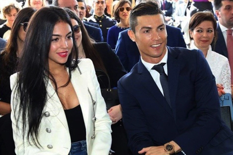 Nghỉ thi đấu do chấn thương, C.Ronaldo tranh thủ làm ông chủ bán bánh - 2 Nghỉ thi đấu do chấn thương, C.Ronaldo tranh thủ làm ông chủ bán bánh - 2