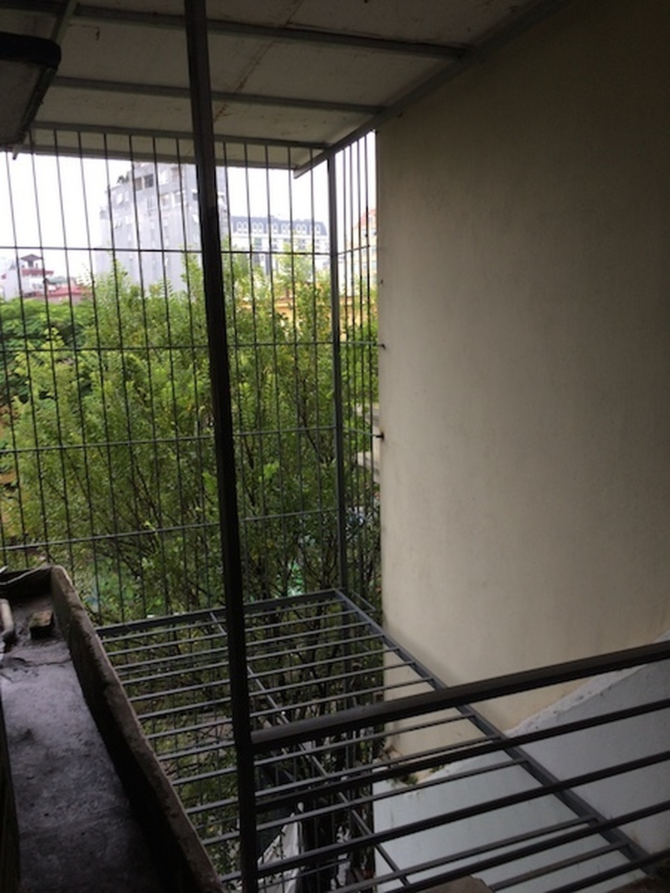 Bị hàng xóm dựng lồng sắt cầm tù ngay giữa thủ đô, người dân có được giải cứu? - 5 Bị hàng xóm dựng lồng sắt cầm tù ngay giữa thủ đô, người dân có được giải cứu? - 5