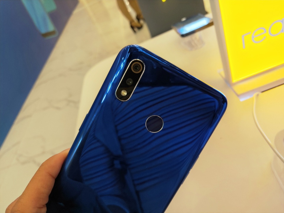 Realme 3 ra mắt, màn hình giọt sương, pin 4230mAh, giá 3,9 triệu - 2 Realme 3 ra mắt, màn hình giọt sương, pin 4230mAh, giá 3,9 triệu - 2