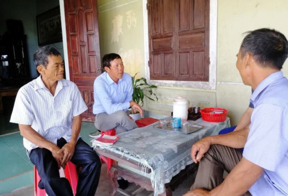 Nhận lúa giống về cấp cho dân nhưng cán bộ thôn lại đem đi bán - 1 Nhận lúa giống về cấp cho dân nhưng cán bộ thôn lại đem đi bán - 1
