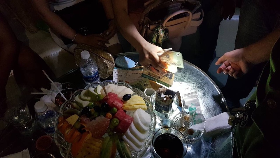 Cảnh sát đột kích quán bar, 150 dân chơi nhốn nháo Cảnh sát đột kích quán bar, 150 dân chơi nhốn nháo