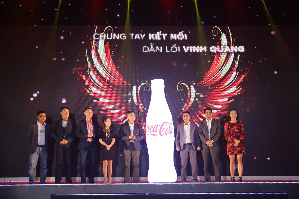 Thu Minh, Dương Triệu Vũ bùng nổ hết mình trong đêm đại tiệc “Chung tay kết nối – dẫn lối vinh quang” 2019 - 1 Thu Minh, Dương Triệu Vũ bùng nổ hết mình trong đêm đại tiệc “Chung tay kết nối – dẫn lối vinh quang” 2019 - 1