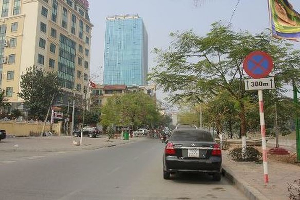 Chấn chỉnh tình trạng đỗ xe trước cổng trụ sở làm việc của Công an - 1 Chấn chỉnh tình trạng đỗ xe trước cổng trụ sở làm việc của Công an - 1
