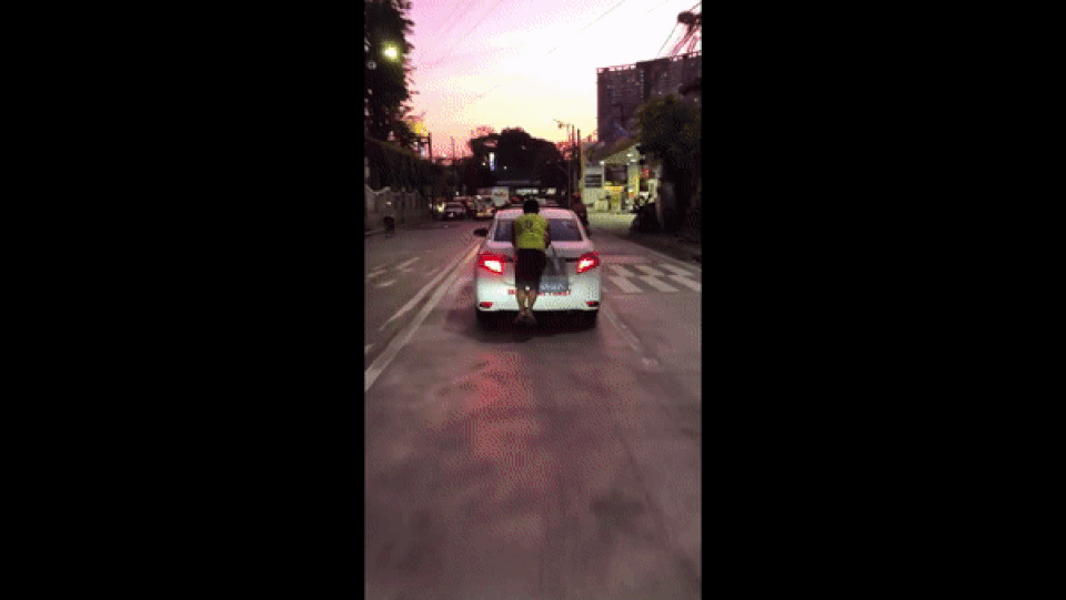 Du khách đu bám theo xe taxi để được chở miễn phí - 1