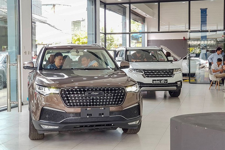 Giá rẻ một nửa, ô tô Trung Quốc cầu khách liều chơi - 2 Giá rẻ một nửa, ô tô Trung Quốc cầu khách liều chơi - 2