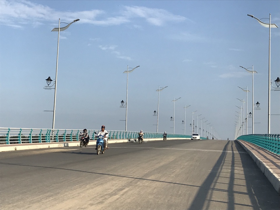 Người dân phải đi chui qua cây cầu trăm tỷ - 5 Người dân phải đi chui qua cây cầu trăm tỷ - 5