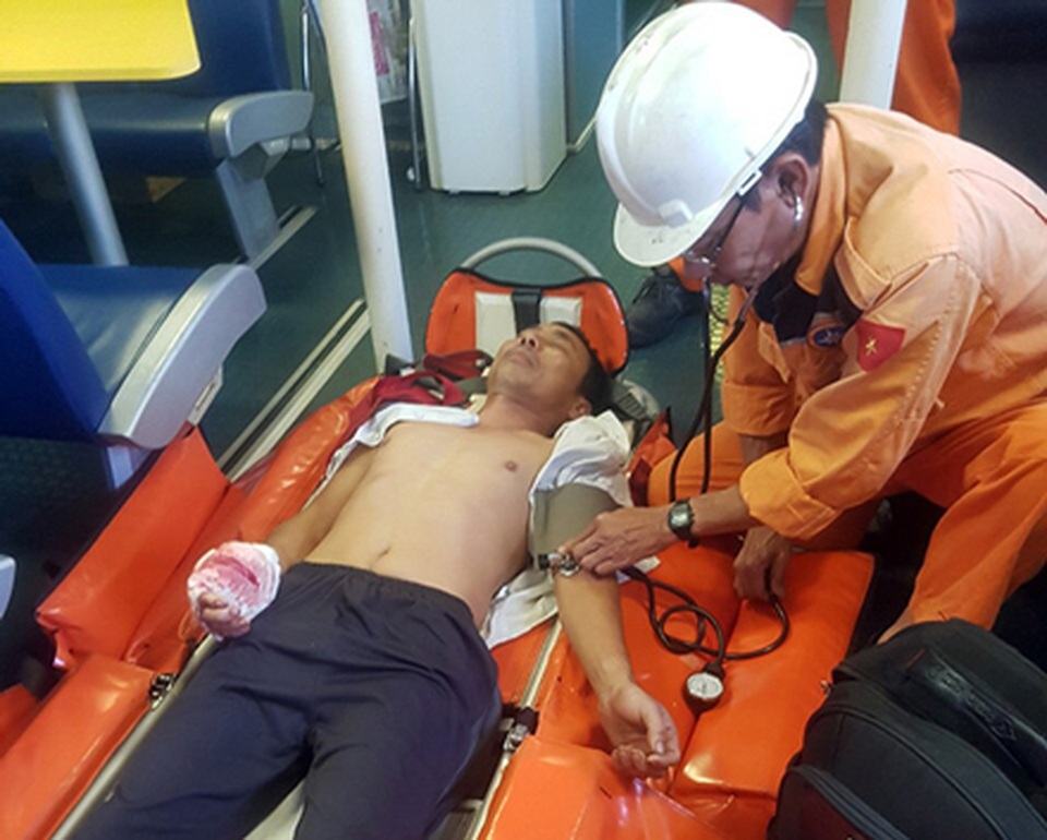 Cứu hộ thuyền trưởng bị dập nát bàn tay trên vùng biển Hoàng Sa - 1