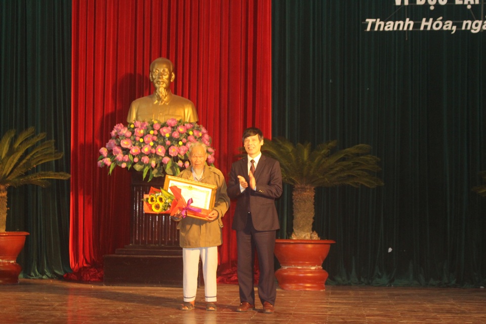 Truy tặng danh hiệu  “Bà mẹ Việt Nam Anh hùng” và trao tặng Huân chương cho gia đình có nhiều liệt sĩ - 2