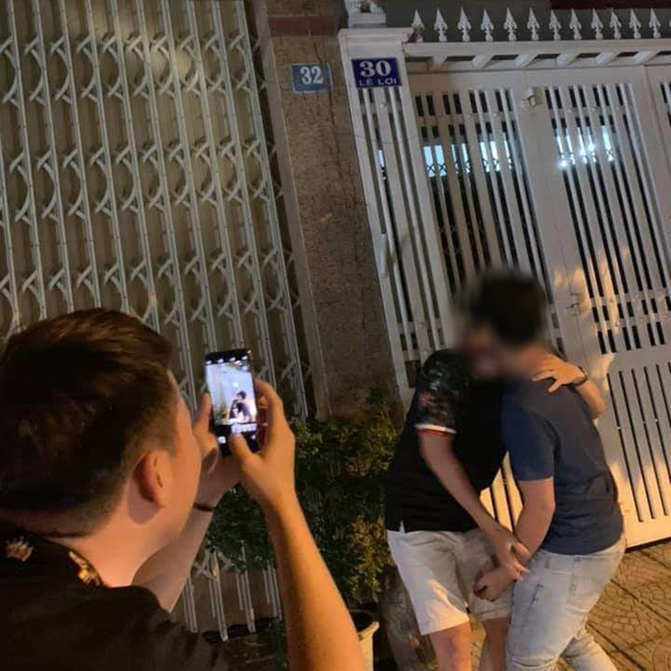 Tranh cãi việc người dân rủ nhau check-in” trước nhà cựu Phó viện trưởng VKS sàm sỡ bé gái - 3 Tranh cãi việc người dân rủ nhau check-in” trước nhà cựu Phó viện trưởng VKS sàm sỡ bé gái - 3