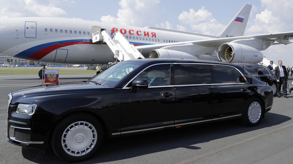 Siêu xe chở Tổng thống Putin xuất hiện ấn tượng tại nhà máy Mercedes - 1 Siêu xe chở Tổng thống Putin xuất hiện ấn tượng tại nhà máy Mercedes - 1