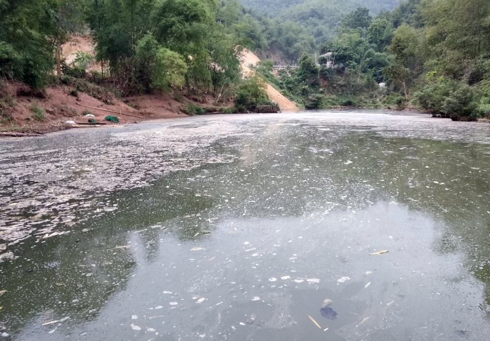 Bắt quả tang Công ty Hapaco Đông Bắc xả thải trực tiếp ra môi trường - 1 Bắt quả tang Công ty Hapaco Đông Bắc xả thải trực tiếp ra môi trường - 1