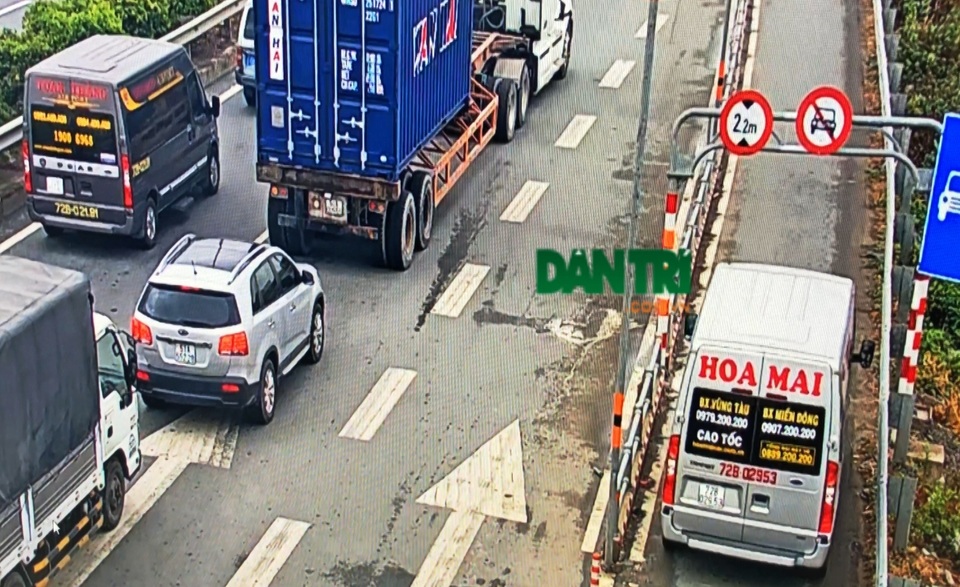 Camera ghi cận cảnh ô tô, xe khách chạy vào làn xe máy trên cao tốc - 1 Camera ghi cận cảnh ô tô, xe khách chạy vào làn xe máy trên cao tốc - 1