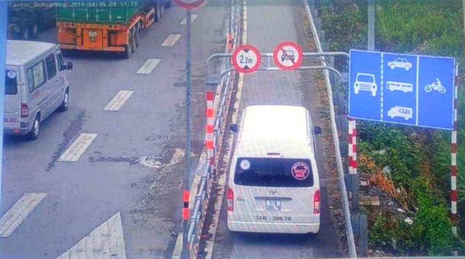 Camera ghi cận cảnh ô tô, xe khách chạy vào làn xe máy trên cao tốc - 2 Camera ghi cận cảnh ô tô, xe khách chạy vào làn xe máy trên cao tốc - 2