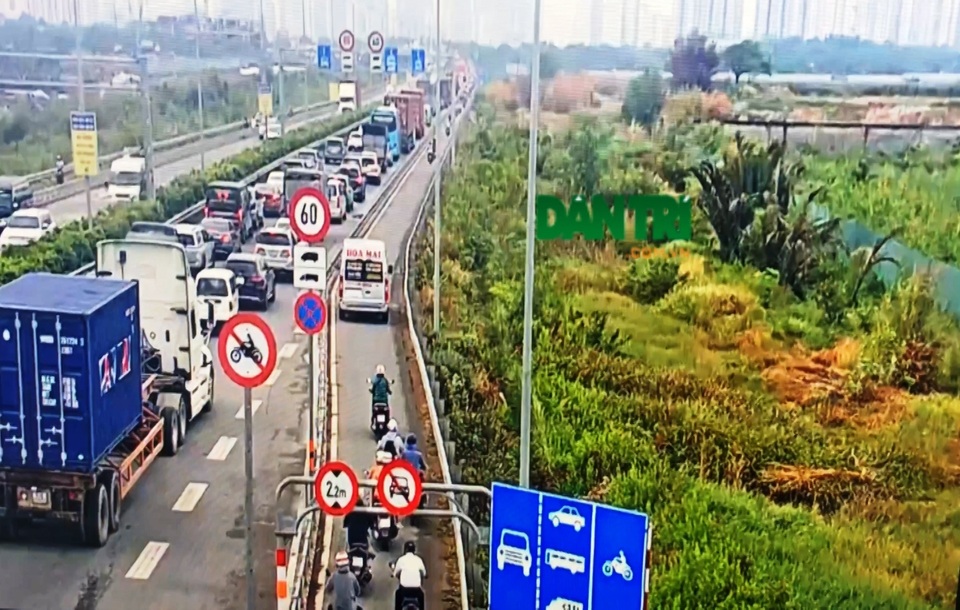 Ô tô chạy vào làn xe máy: CSGT thấy vi phạm nhưng không phạt được! - 1 Ô tô chạy vào làn xe máy: CSGT thấy vi phạm nhưng không phạt được! - 1