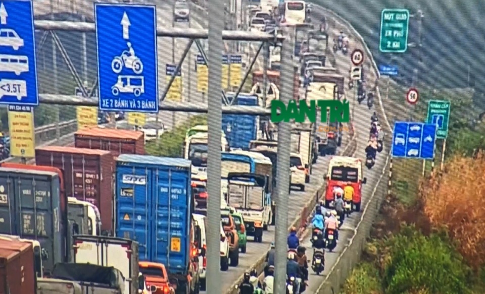 Ô tô chạy vào làn xe máy: CSGT thấy vi phạm nhưng không phạt được! - 3 Ô tô chạy vào làn xe máy: CSGT thấy vi phạm nhưng không phạt được! - 3