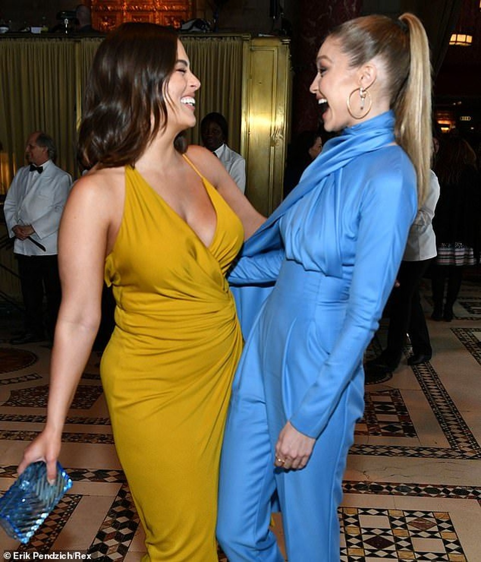Ashley Graham đọ dáng với Gigi Hadid - 3 Ashley Graham đọ dáng với Gigi Hadid - 3