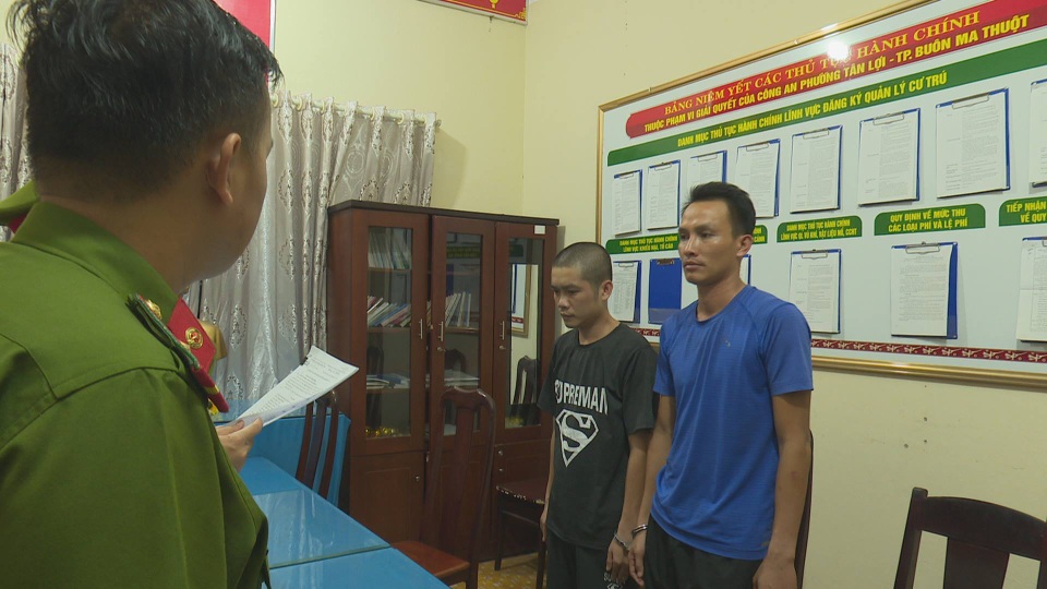 Nhóm nam thanh niên nổ súng giữa quán nhậu: Bắt khẩn cấp 2 đối tượng - 1 Nhóm nam thanh niên nổ súng giữa quán nhậu: Bắt khẩn cấp 2 đối tượng - 1