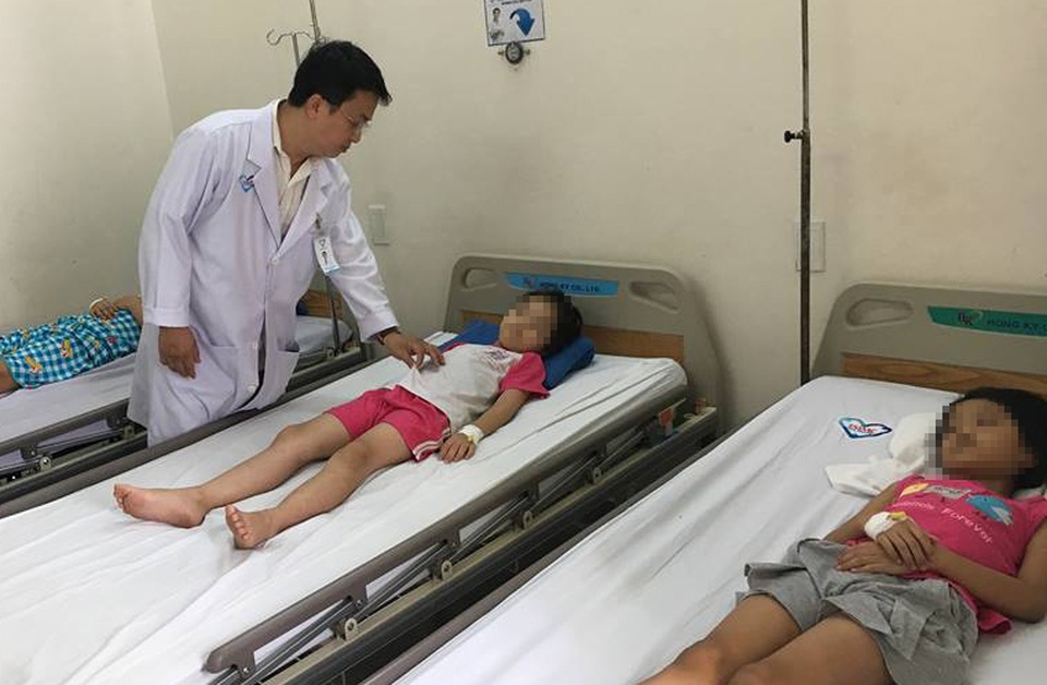 Hàng chục học sinh tiểu học nhập viện nghi ngộ độc thực phẩm - 1 Hàng chục học sinh tiểu học nhập viện nghi ngộ độc thực phẩm - 1