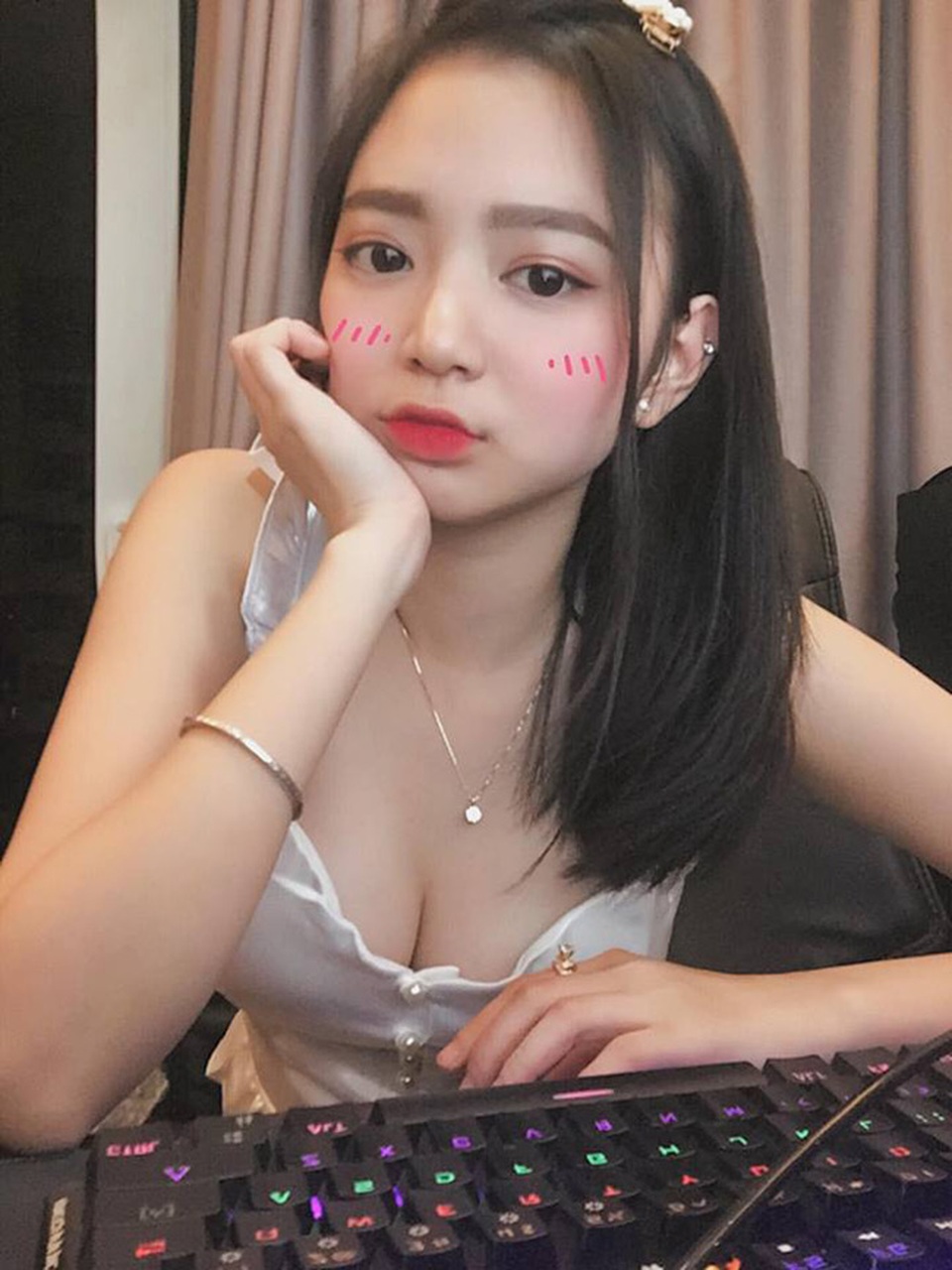 Cô gái trẻ Hải Phòng mặt đẹp như nàng thơ, thân hình cực bốc lửa - 6 Cô gái trẻ Hải Phòng mặt đẹp như nàng thơ, thân hình cực bốc lửa - 6