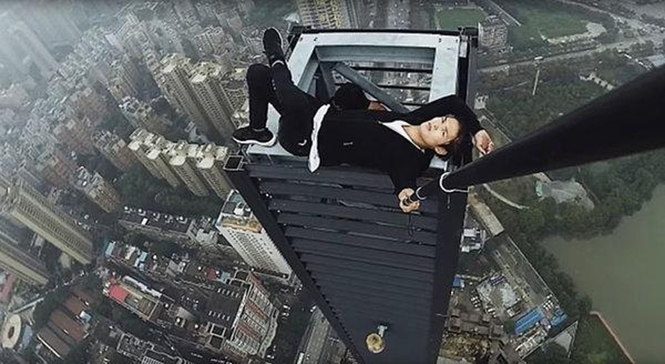 Nữ du khách rơi xuống thác nước chết thảm vì mải chụp ảnh - 2 Nữ du khách rơi xuống thác nước chết thảm vì mải chụp ảnh - 2