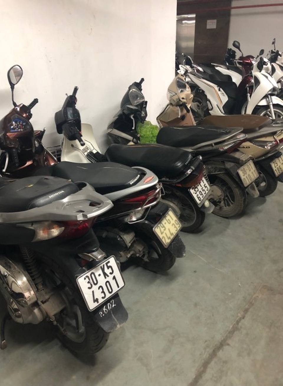 Hà Nội: Hàng loạt xe máy trong khu chung cư bị rạch nát yên - 12 Hà Nội: Hàng loạt xe máy trong khu chung cư bị rạch nát yên - 12