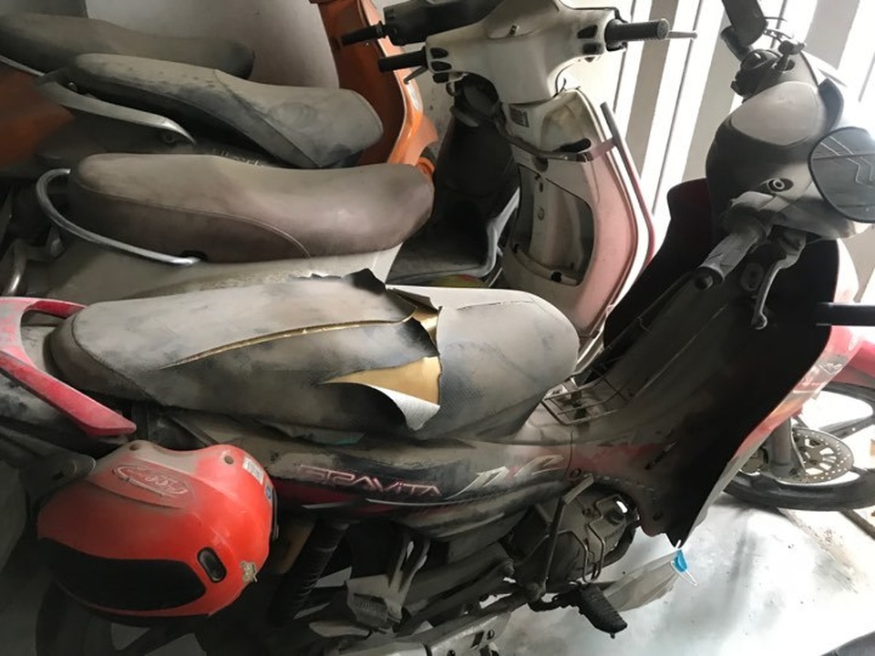 Hà Nội: Hàng loạt xe máy trong khu chung cư bị rạch nát yên - 6 Hà Nội: Hàng loạt xe máy trong khu chung cư bị rạch nát yên - 6