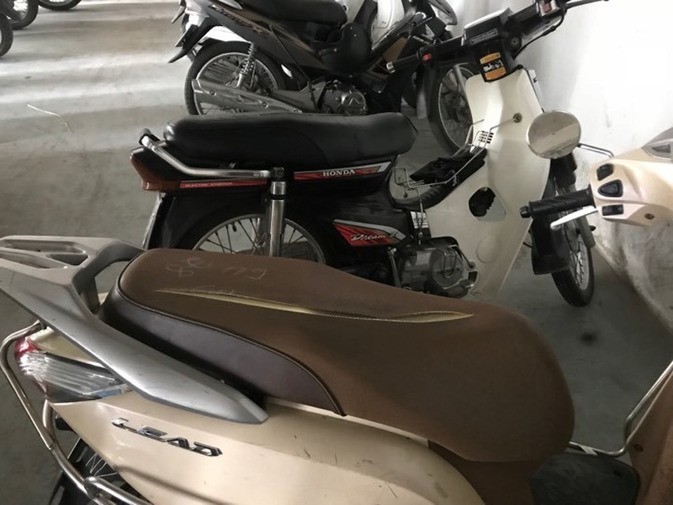 Hà Nội: Hàng loạt xe máy trong khu chung cư bị rạch nát yên - 8 Hà Nội: Hàng loạt xe máy trong khu chung cư bị rạch nát yên - 8