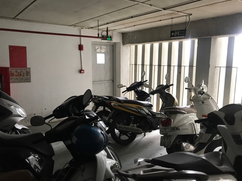 Hà Nội: Hàng loạt xe máy trong khu chung cư bị rạch nát yên - 11 Hà Nội: Hàng loạt xe máy trong khu chung cư bị rạch nát yên - 11