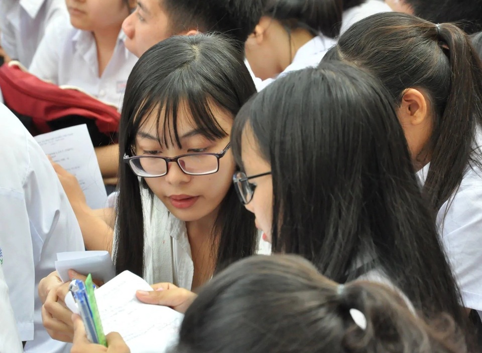 “Ghen tị với người khác trên mạng xã hội” vào đề Văn - 2 “Ghen tị với người khác trên mạng xã hội” vào đề Văn - 2