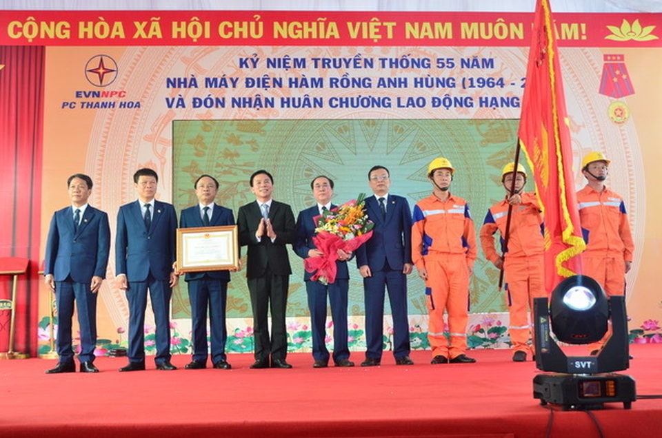 Công ty điện Thanh Hoá đón Huân chương Lao động hạng Nhất - 3 Công ty điện Thanh Hoá đón Huân chương Lao động hạng Nhất - 3