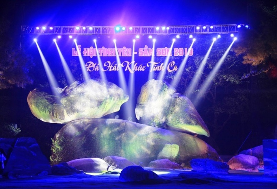 Tưng bừng lễ hội tình yêu hòn Trống Mái - 1