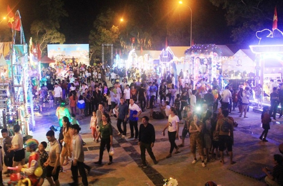 Tưng bừng lễ hội tình yêu hòn Trống Mái - 3