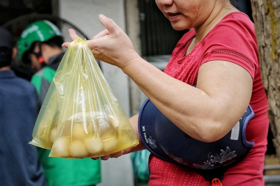 Người Hà Nội chen nhau xếp hàng mua bánh trôi ăn tết Hàn thực - 10 Người Hà Nội chen nhau xếp hàng mua bánh trôi ăn tết Hàn thực - 10