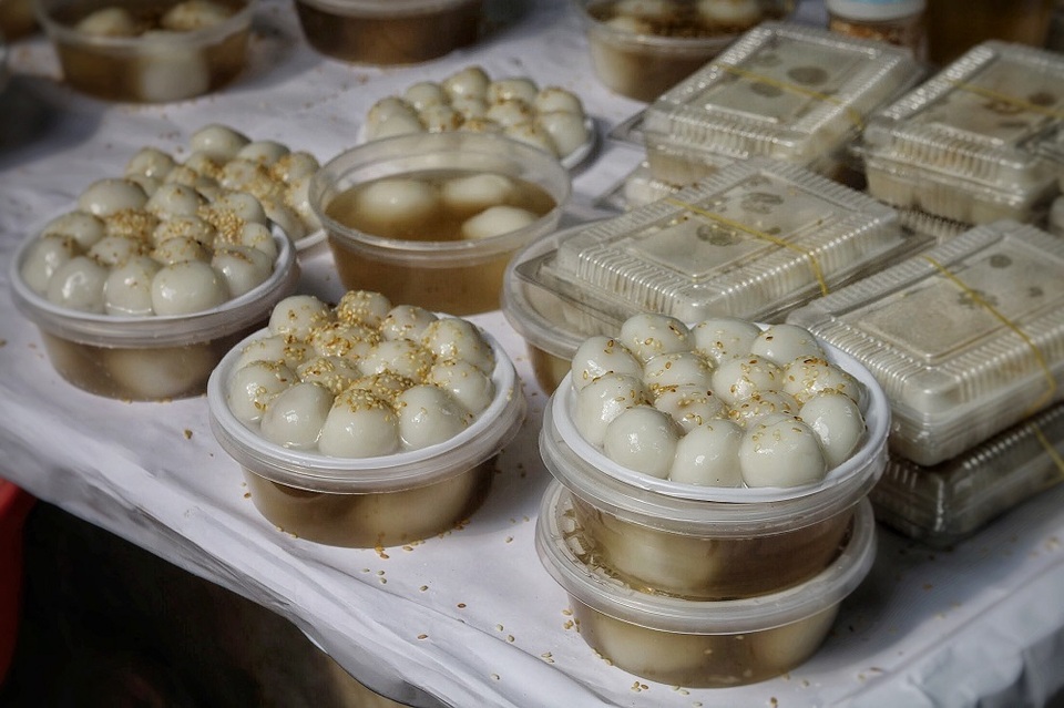 Người Hà Nội chen nhau xếp hàng mua bánh trôi ăn tết Hàn thực - 11 Người Hà Nội chen nhau xếp hàng mua bánh trôi ăn tết Hàn thực - 11