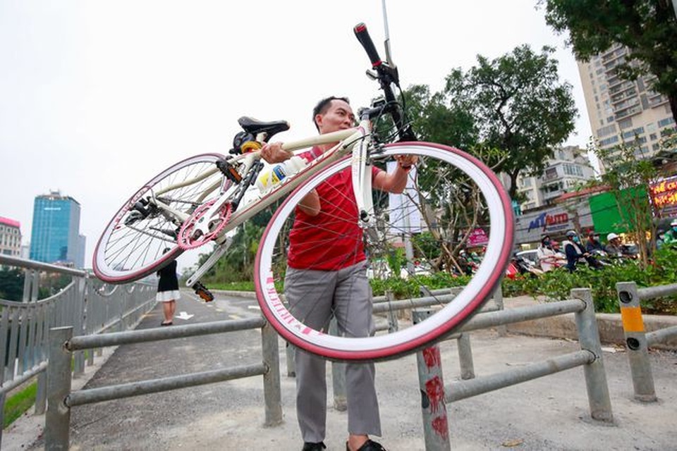 Hà Nội nhổ cây trong đêm; cựu cán bộ sàm sỡ bé gái trong thang máy - 7 Hà Nội nhổ cây trong đêm; cựu cán bộ sàm sỡ bé gái trong thang máy - 7