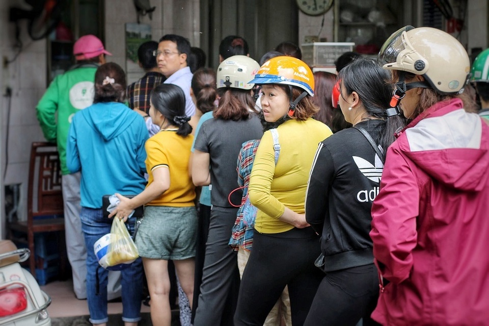 Người Hà Nội chen nhau xếp hàng mua bánh trôi ăn tết Hàn thực - 1 Người Hà Nội chen nhau xếp hàng mua bánh trôi ăn tết Hàn thực - 1