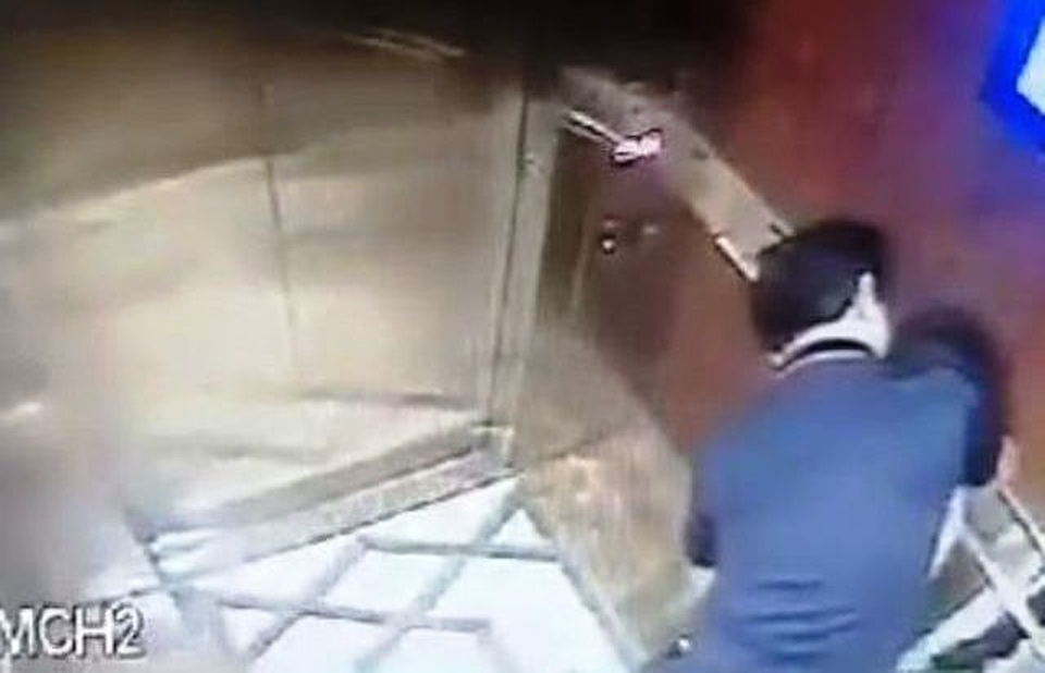 Hà Nội nhổ cây trong đêm; cựu cán bộ sàm sỡ bé gái trong thang máy - 5 Hà Nội nhổ cây trong đêm; cựu cán bộ sàm sỡ bé gái trong thang máy - 5