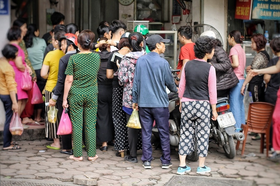 Người Hà Nội chen nhau xếp hàng mua bánh trôi ăn tết Hàn thực - 4 Người Hà Nội chen nhau xếp hàng mua bánh trôi ăn tết Hàn thực - 4